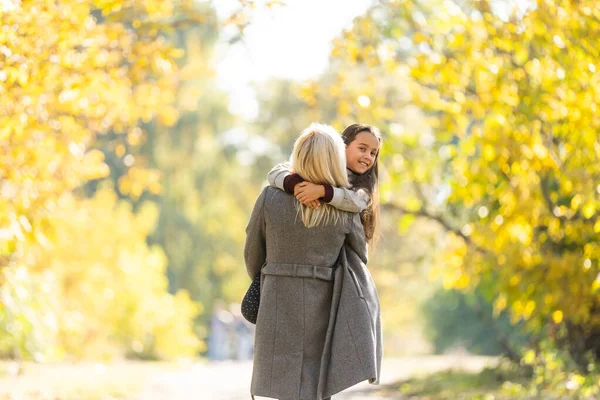 Junge Mutter Spielt Mit Ihrer Tochter Herbstpark — Stockfoto
