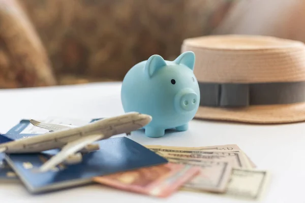 省你的钱去旅行吧 小猪银行 白色桌子上有硬币 飞机和财务文件 — 图库照片