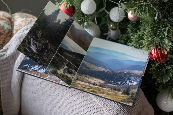 Libro Fotos Álbum Fotos Familiar Bajo Árbol Navidad Rodeado Regalos — Foto de Stock
