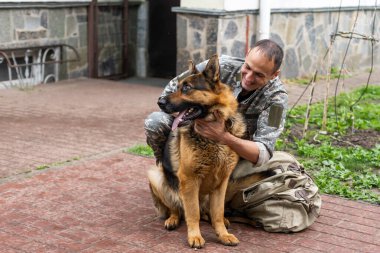 Alman çoban köpeği, açık havada ile askeri üniformalı erkeklere