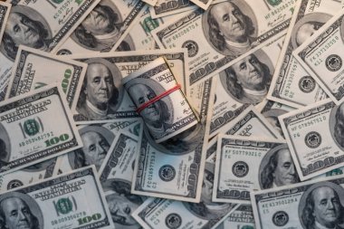 Lastik bantlı makro çekimle sıkılaştırılmış bir tomar para. Bir tomar para, bir tomar para. Birkaç Amerikan doları paketlenmiş ve bağlanmış. George Washington iskele tarafı..