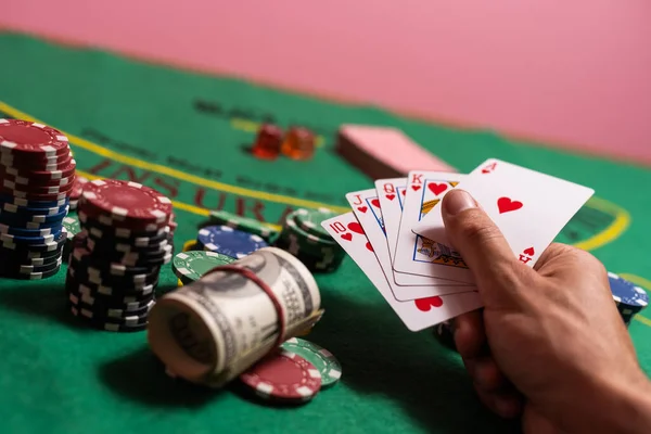 Homem Jogando Blackjack Cassino — Fotografia de Stock