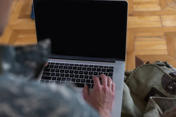 軍の制服を着た兵士が本部情報センターのハイテクコンピュータを使ってる ラップトップディスプレイに焦点を当てる — ストック写真