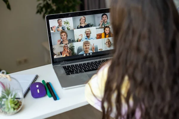 여학생 온라인 비디오 채팅을 선생님 교실에서 노트북 컴퓨터를 탁자에 교육의 — 스톡 사진
