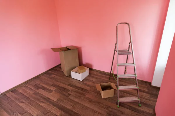 Opklapbare Chromen Trapladder Tegen Blanco Wand Binnen — Stockfoto