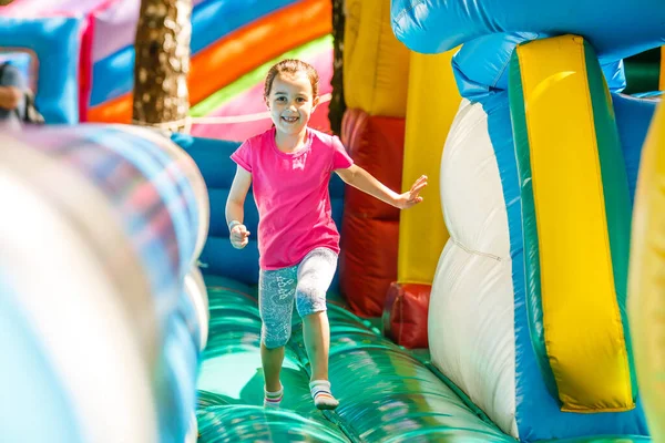 Menina Feliz Ter Muita Diversão Castelo Salto Durante Deslizamento — Fotografia de Stock