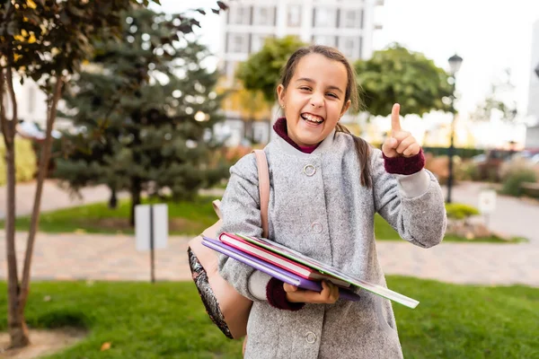 Klein Schoolmeisje Met Speelgoed Rugzak Gelukkige Jeugd Begin Academisch Jaar — Stockfoto