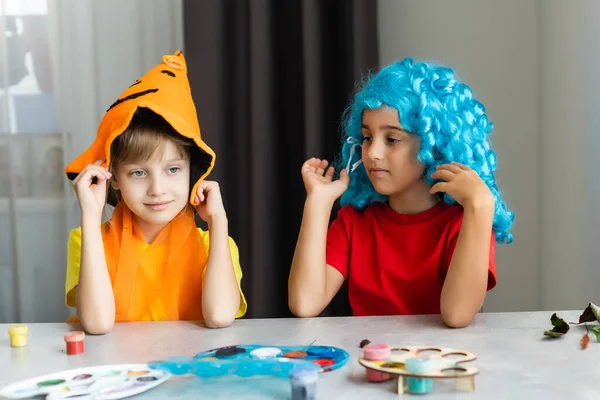 Dvě Malé Holčičky Vyrábějící Řemesla Podzimních Listí Halloween Doma — Stock fotografie