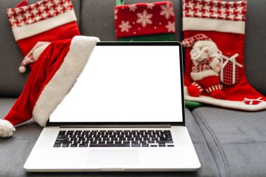 Boş beyaz bilgisayarlı dizüstü bilgisayar Mutlu Noeller masasında sahte bir ekran oluşturur ve depo arka planında hediye kutuları sunar. Etrade web sitesi xmas çevrimiçi alışveriş ve nakliye teslimatı, afiş.
