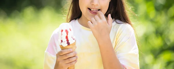 Schönes Kleines Mädchen Isst Sommer Eis — Stockfoto
