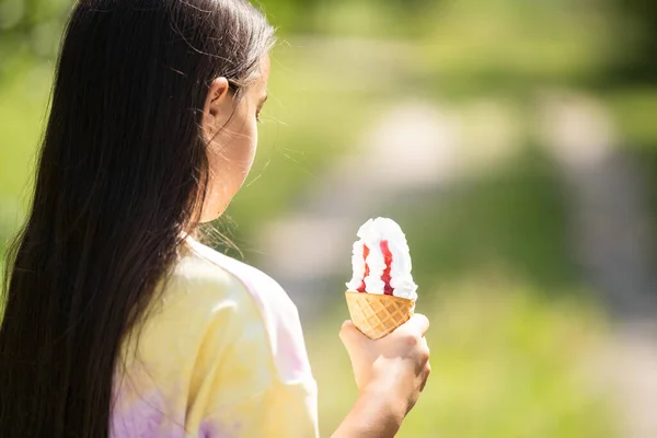 Linda Niña Comiendo Helado Aire Libre — Foto de Stock