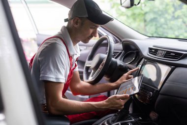 Mekanik atölye dijital tablet kullanma.