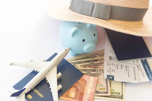 Guarda Teu Dinheiro Para Viajar Piggy Bank Com Moedas Aviões — Fotografia de Stock