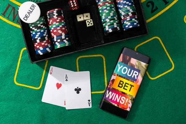 Smartphone Fichas Casino Empilhando Feltro Verde — Fotografia de Stock