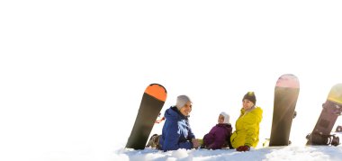 Beyaz arka plan üzerinde kameraya bakarak snowboard ile mutlu bir aile portresi