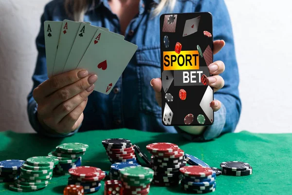 Nápis Vaše Sázka Vyhrává Smartphone Pokerovém Stole — Stock fotografie