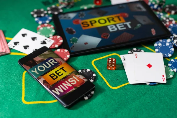 Smartphone Poket Tabulce Obrazovce Hrát Karty Čipové Karty Poker Stůl — Stock fotografie