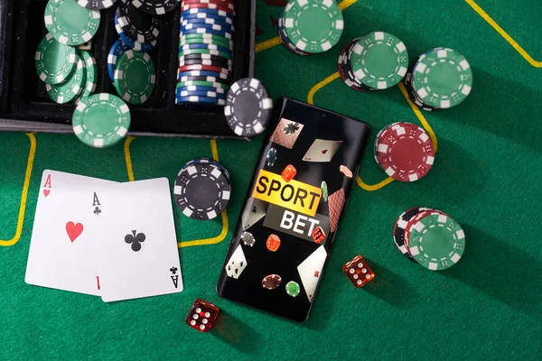 Smartphone Fichas Casino Empilhando Feltro Verde — Fotografia de Stock