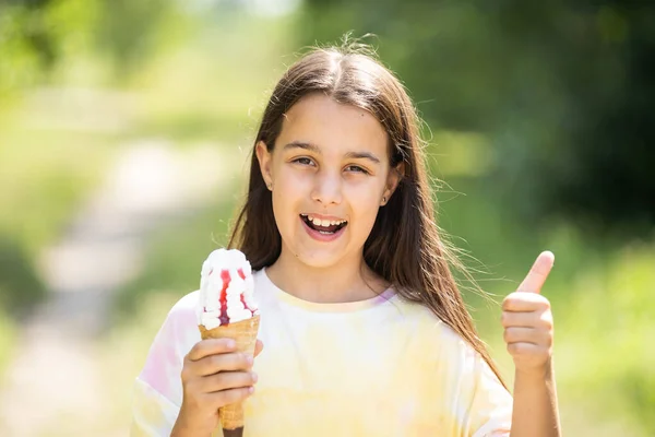 Hermosa Niña Come Helado Verano — Foto de Stock