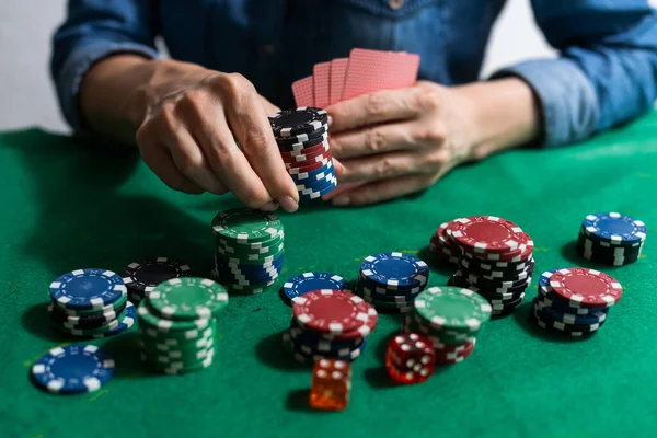 Mão Mulher Mesa Poker Verde Com Fichas — Fotografia de Stock
