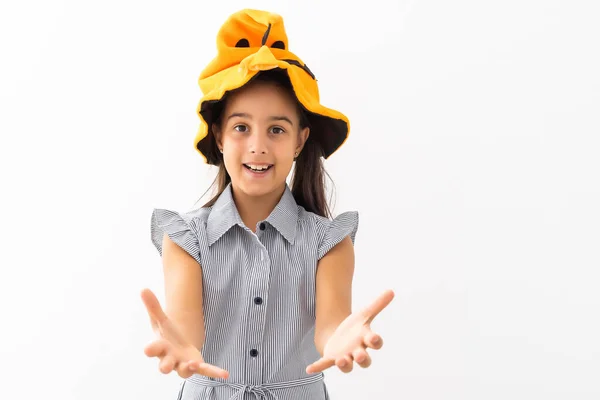 Een Klein Meisje Met Een Heksenhoed Halloween — Stockfoto