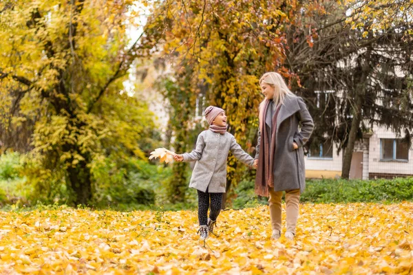 Счастливая Семейная Мама Дочкой Играют Смеются Осенней Прогулке Отношения Матери — стоковое фото