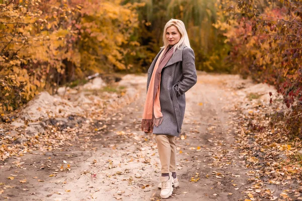 Vacker Elegant Kvinna Stående Park Hösten — Stockfoto