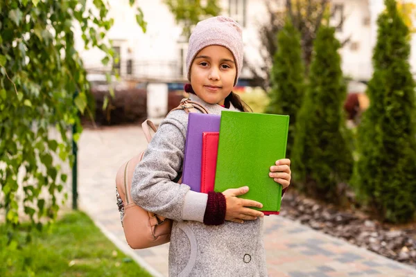 Klein Schoolmeisje Met Speelgoed Rugzak Gelukkige Jeugd Begin Academisch Jaar — Stockfoto