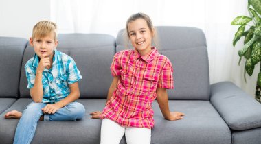 Tatlı çocukların portresi, erkek ve kız, erkek ve kız kardeş.