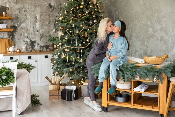 Geven Moeder Dochter Gift Van Kerstmis — Stockfoto