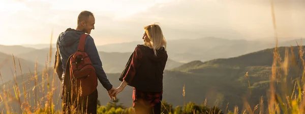 Happy Traveler Young Couple Resting Mountains Sunset Spring Summer Season — Φωτογραφία Αρχείου