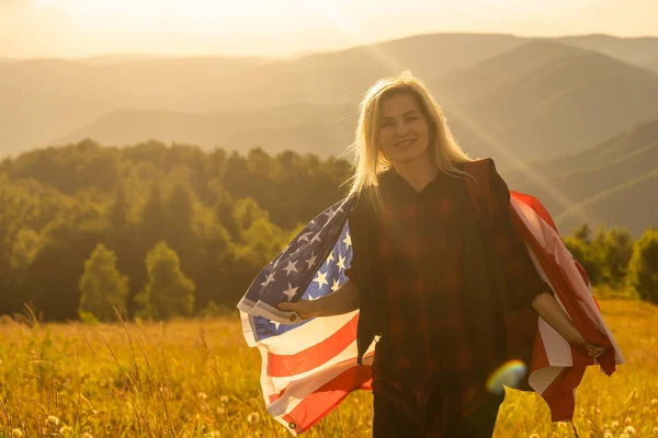 Ung Vacker Kvinna Håller Usa Flagga — Stockfoto