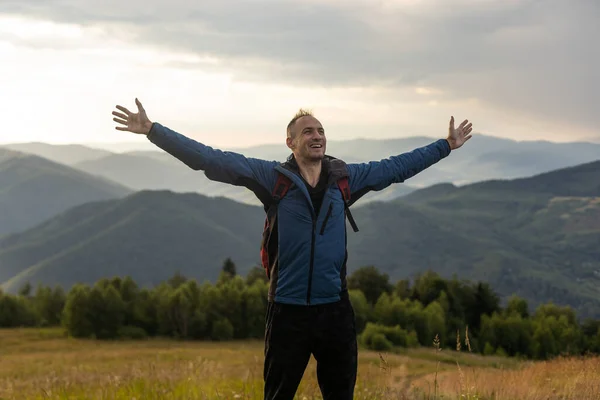 Young Man Enjoying View Top Mountain Carpathian Mountains Ukraine — Zdjęcie stockowe