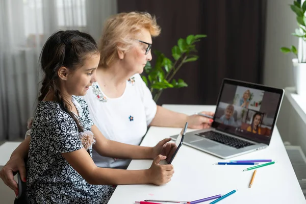 Felice Nonna Sua Nipote Avendo Video Chat Computer Portatile Insieme — Foto Stock