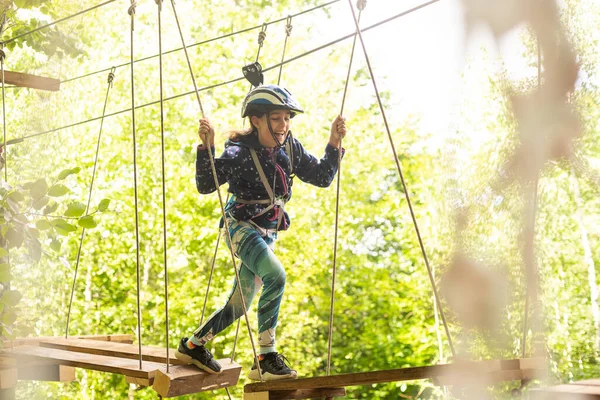 Adorável Menina Desfrutando Seu Tempo Parque Aventura Escalada Dia Quente — Fotografia de Stock