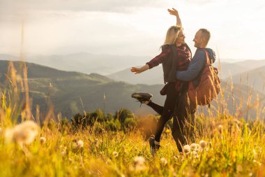 Güzel genç çift dağda doğanın tadını çıkarıyor..