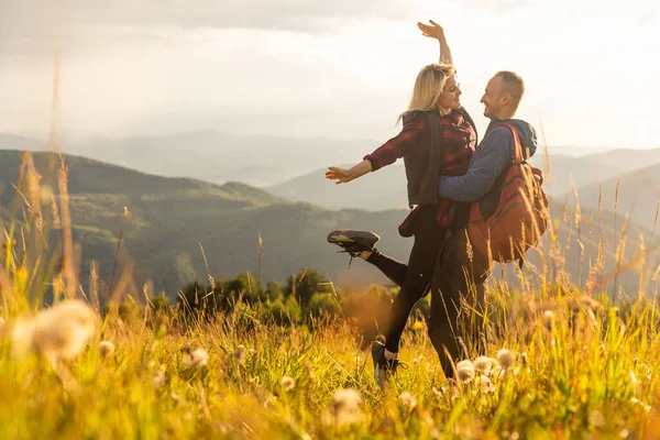 Beautiful Young Couple Enjoying Nature Mountain — Φωτογραφία Αρχείου