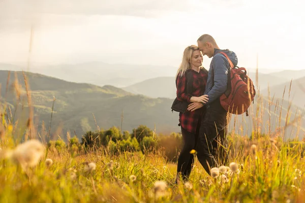 Happy Traveler Young Couple Resting Mountains Sunset Spring Summer Season — Photo