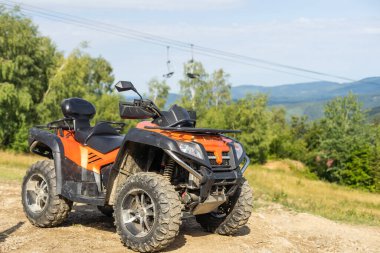 ATV Quad bisiklet dağ manzara önünde