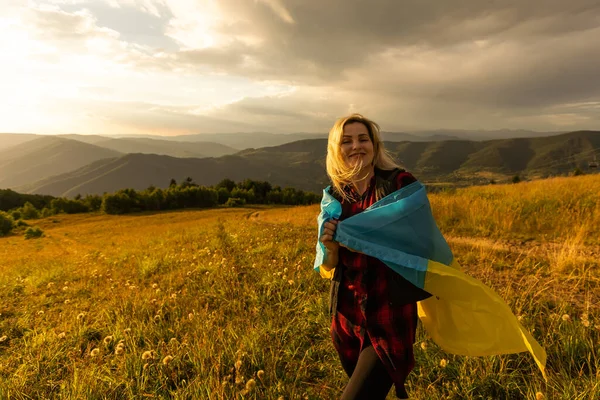 Frau Mit Gelb Blauer Fahne Der Ukraine Freien Independence Day — Stockfoto
