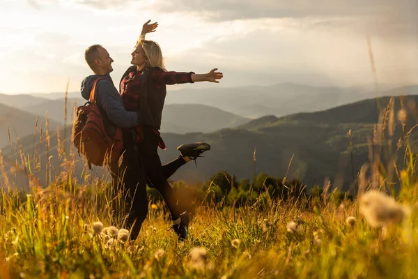 Happy Traveler Young Couple Resting Mountains Sunset Spring Summer Season — Φωτογραφία Αρχείου