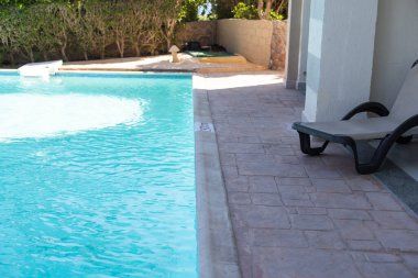 Mavi yüzme havuzunun yüzeyi, yüzme havuzundaki suyun arka planı