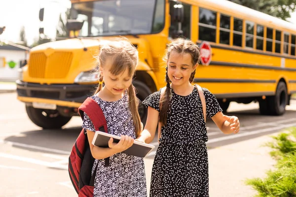 Rozkošné Školáci Běží Školního Autobusu — Stock fotografie