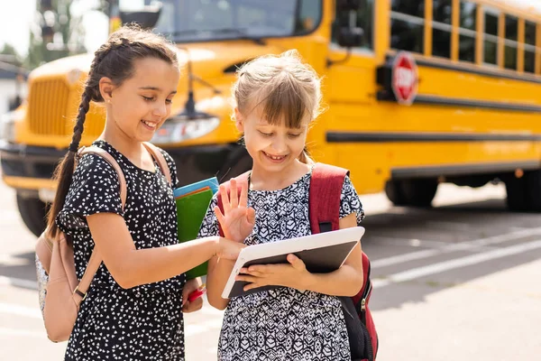 Rozkošné Školáci Běží Školního Autobusu — Stock fotografie