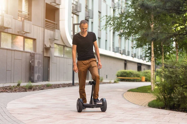 Halka açık bir yolda uçan kaykaya binen insanlar artık tüm halka açık yerlerde yasaklanmıştır..