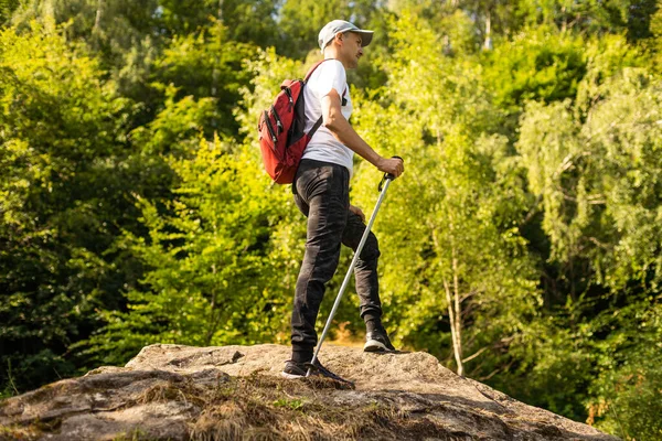 Hiker Young Man Backpack Trekking Poles Standing Edge Cliff Looking — Stock Photo, Image