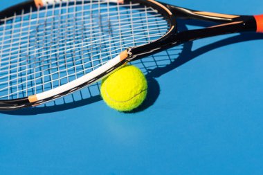 Kil tenis kortunda kırık tenis raketi..