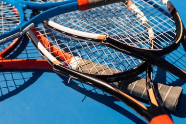Kırık tenis raketleri mavi tenis kortu.