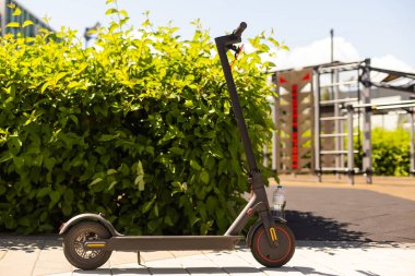 yolda elektrikli scooter.