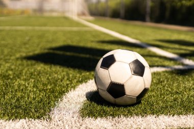 futbol çimlerde ve stadyumda.